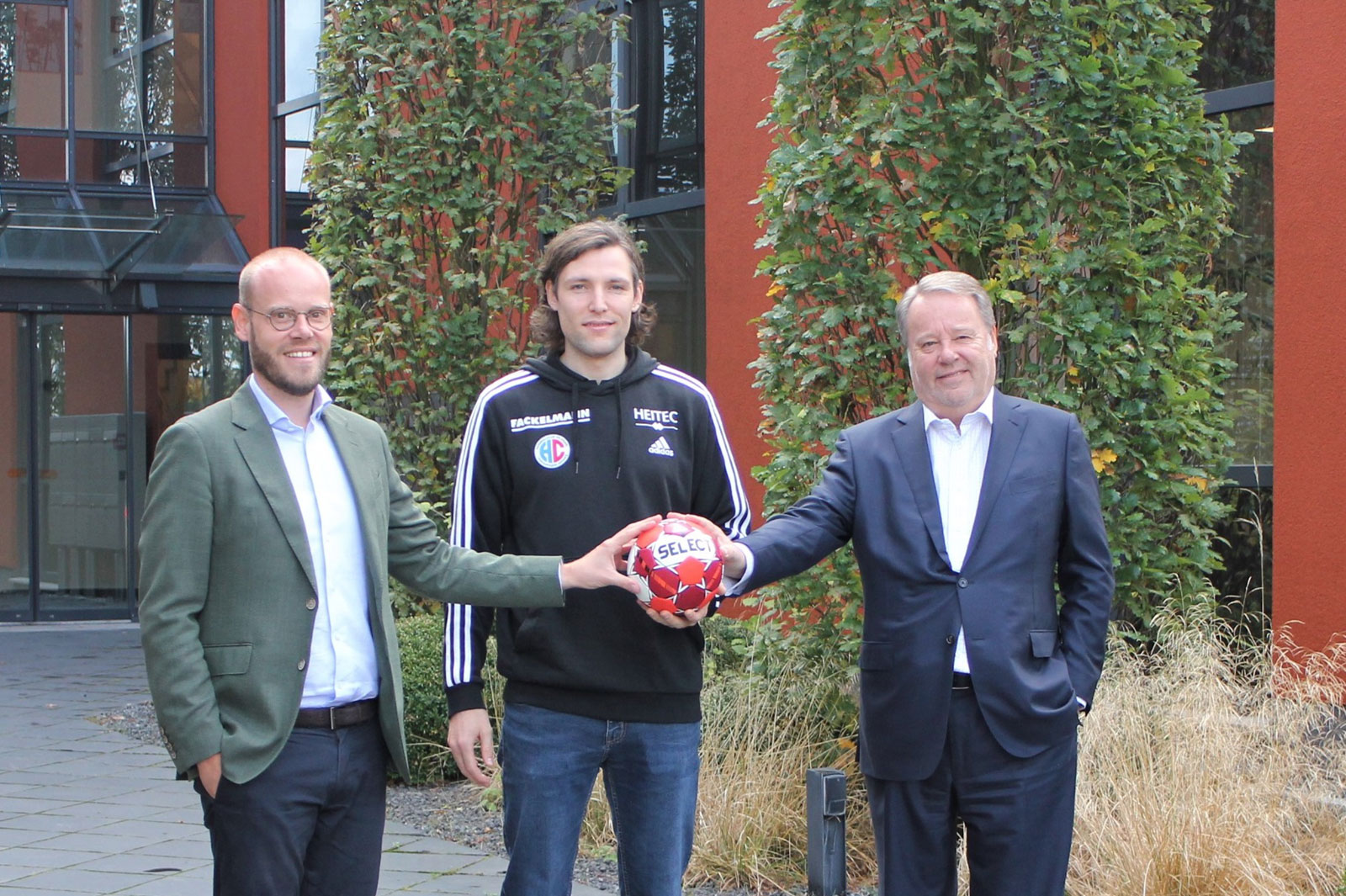 Sponsoring Handball Gruppenbild Sven und Klaus Jürgen Sonotowski