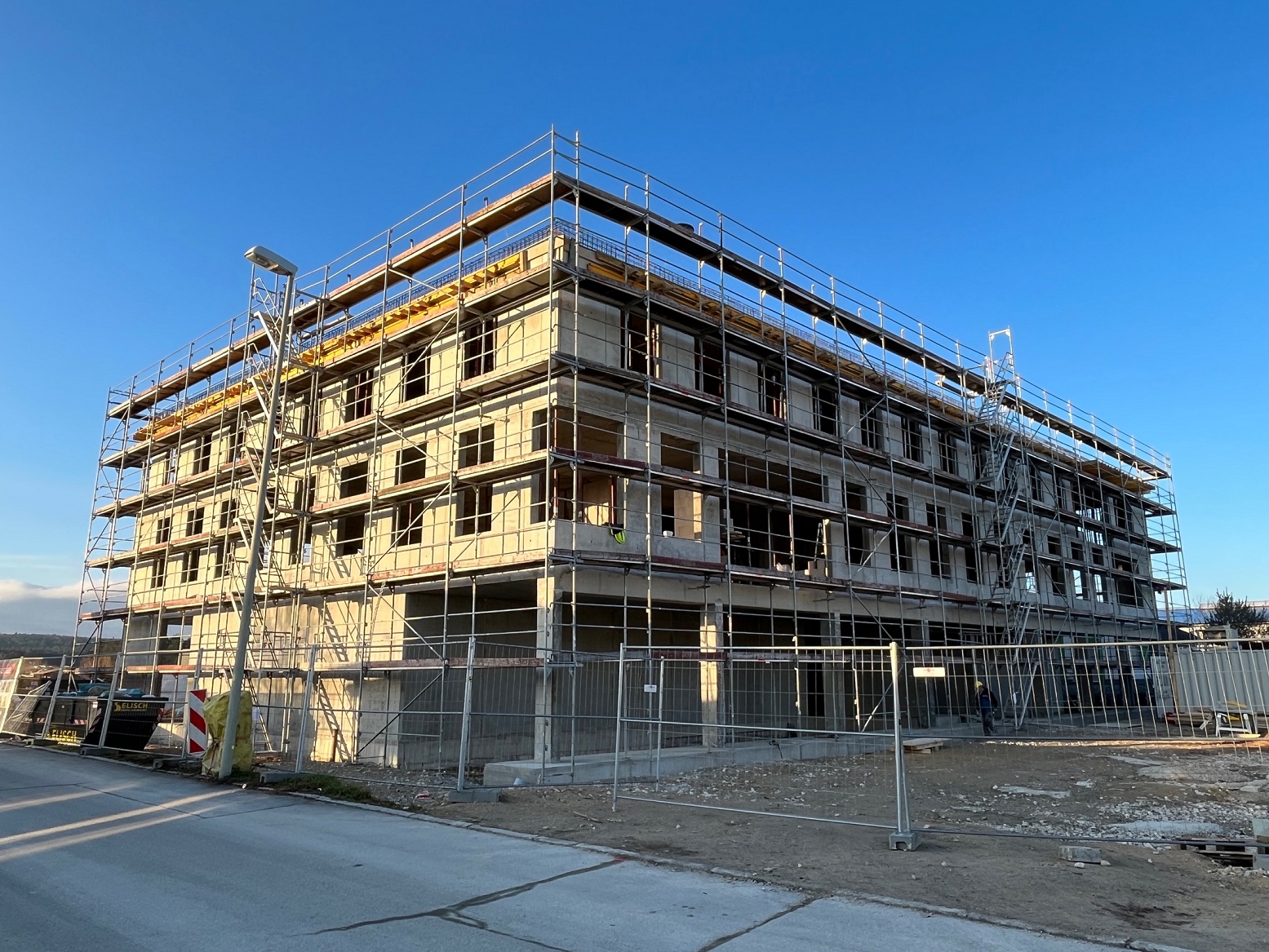 S&P Commercial Development stellt Rohbau von Mixed-Use-Immobilie Atrium Offices in Heßdorf fertig